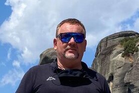 Помер Євген Уваров.